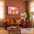 Dois flamingos rosa formando um coração diante do sol dourado refletido na água, quadro decorativo