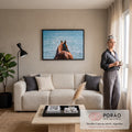Quadro Decorativo Grande Cavalo com Cabresto para Sala | quadros decorativos para sala de estar | cavalo marrom visto de costas com cabresto azul em frente ao mar desfocado | em ambiente 3 | Porao dos Quadros