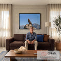 Quadro Decorativo Águia Dourada sobre Rocha com Céu Azul | quadros decorativos para sala de estar | águia dourada empoleirada em rocha com céu azul e montanhas ao fundo | em ambiente 3 | Porao dos Quadros
