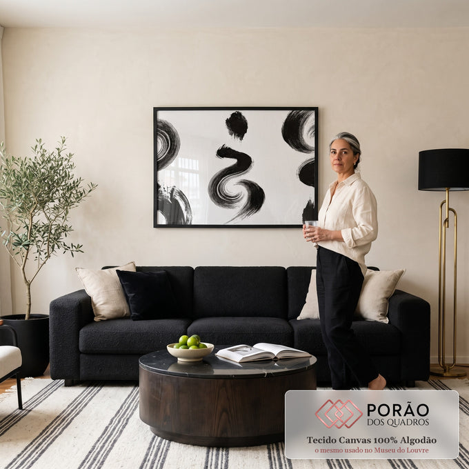 Quadro Decorativo Grande Pincelada Abstrata para Sala Preto | quadros decorativos para sala de estar | pincelada preta em espiral sobre fundo branco texturizado estilo caligrafia oriental | em ambiente 3 | Porao dos Quadros