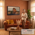Quadro Decorativo Grande Leão Deitado para Sala Marrom | quadros decorativos para sala de estar | leão deitado com juba dourada olhando para o lado ao entardecer | em ambiente 3 | Porao dos Quadros