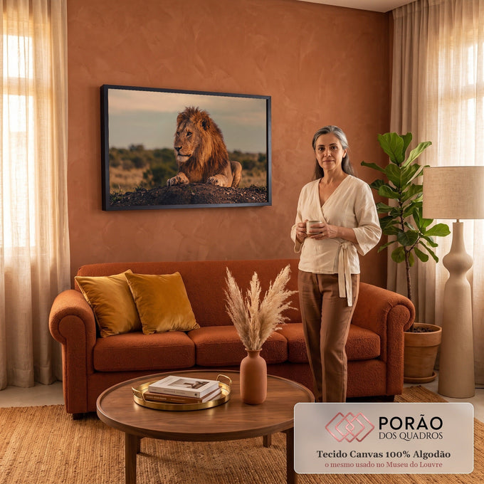 Quadro Decorativo Grande Leão Deitado para Sala Marrom | quadros decorativos para sala de estar | leão deitado com juba dourada olhando para o lado ao entardecer | em ambiente 3 | Porao dos Quadros