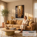 Quadro Decorativo Grande Jesus a Multidão para Sala Dourado | quadros decorativos para sala de estar | Jesus Cristo em túnica clara estendendo a mão sob luz dourada cercado por multidão | em ambiente 3 | Porao dos Quadros