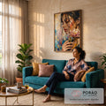 Quadro Decorativo Grande Mulher com Flor para Sala Dourado | quadros decorativos para sala de estar | mulher de perfil com olhos fechados segurando flor rosa, toques de dourado no cabelo | em ambiente 3 | Porao dos Quadros