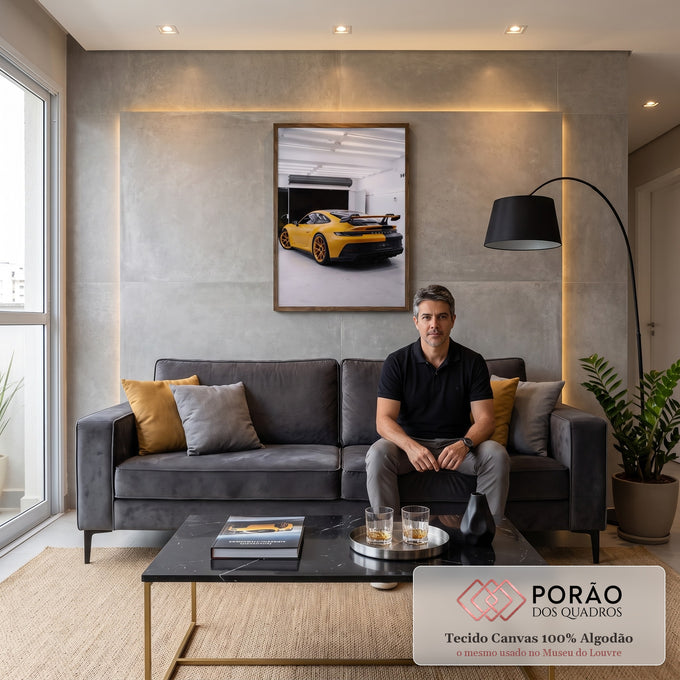 Quadro Decorativo Grande Rodas Douradas para Sala Amarelo | quadros decorativos para sala de estar | carro esportivo amarelo e preto fotografado de trás em showroom iluminado | em ambiente 3 | Porao dos Quadros