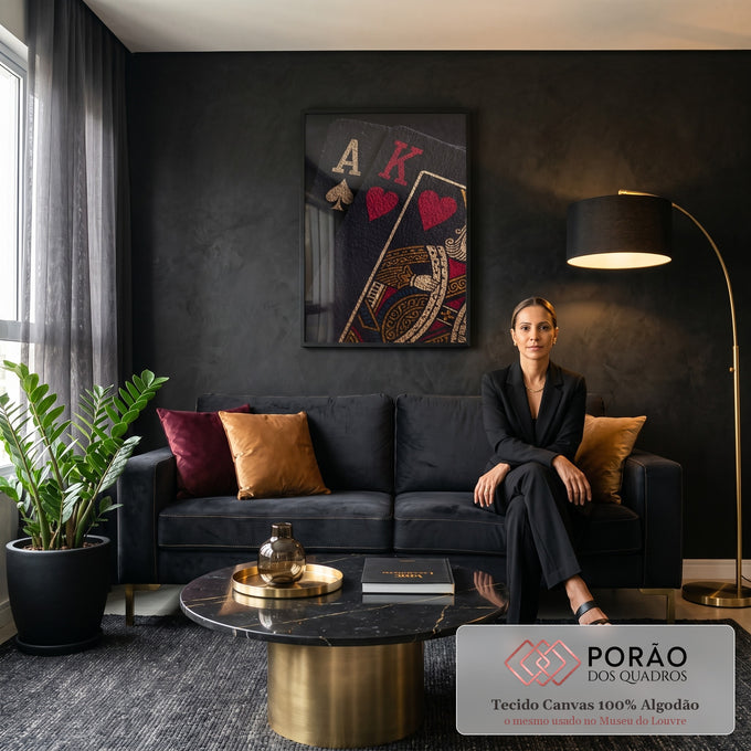 Quadro Decorativo Grande Carta Ás e Rei para Sala Preto | quadros decorativos para sala de estar | close-up de cartas de baralho pretas com ás dourado e rei vermelho | em ambiente 3 | Porao dos Quadros