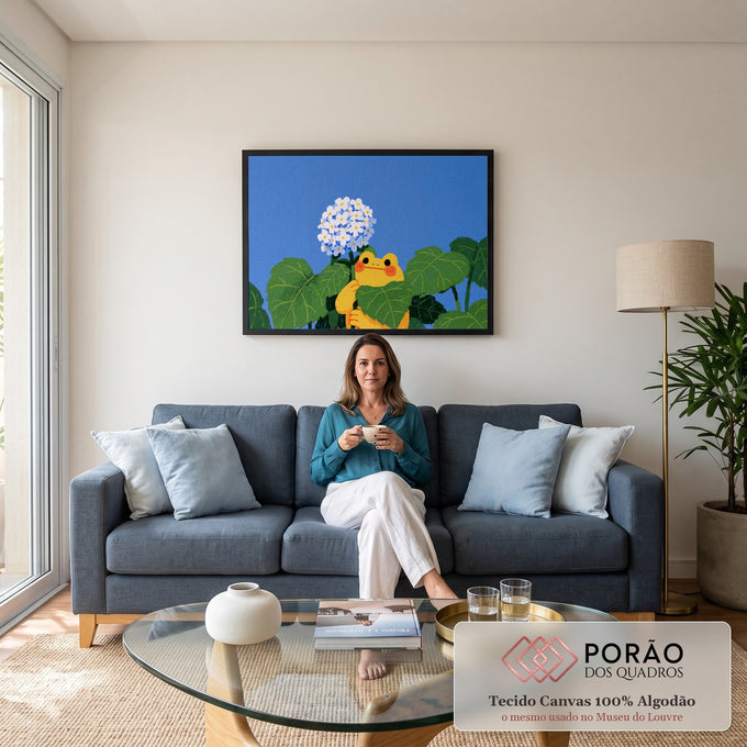 Quadro Decorativo Grande Sapo Amarelo para Quarto Azul | quadros decorativos para sala de estar | sapo amarelo fofo segurando folha verde com hortênsia azul e branca ao fundo | em ambiente 3 | Porao dos Quadros