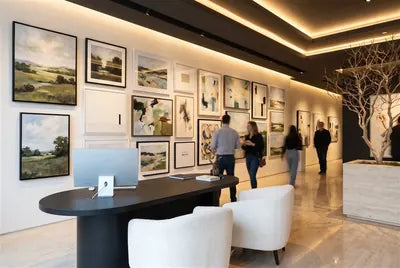Showroom do Porão dos Quadros em São Paulo — parede de quadros emoldurados