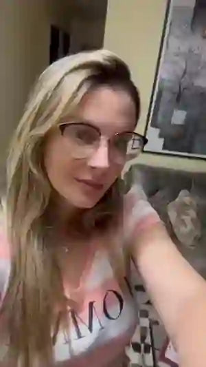 Cliente do Porão dos Quadros mostrando o quadro decorativo na parede de casa