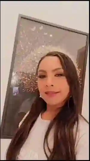 Cliente do Porão dos Quadros mostrando o quadro decorativo na parede de casa