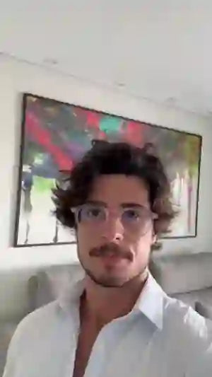 Cliente do Porão dos Quadros mostrando o quadro decorativo na parede de casa